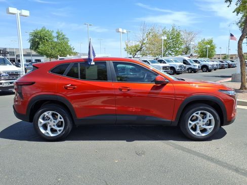 Used 2024 Chevrolet Trax LS w/ LS Convenience Package FWD image 3