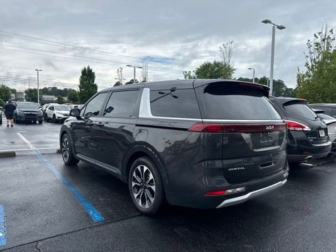 Used 2024 Kia Carnival EX FWD image 3