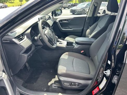 Used 2025 Toyota RAV4 XLE AWD/4WD image 21