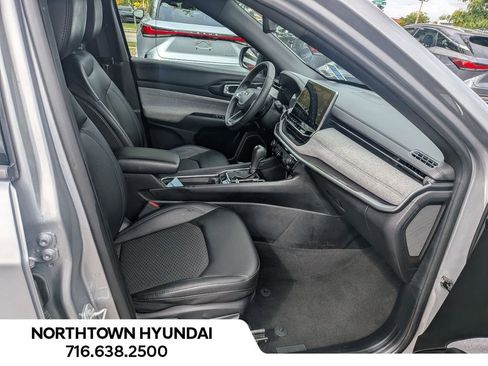 Used 2024 Jeep Compass Latitude image 32