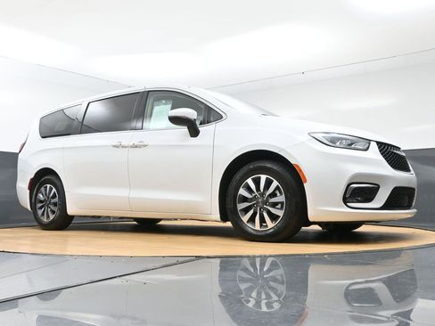 Used 2023 Chrysler Pacifica Touring-L FWD image 9