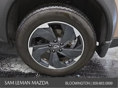 Used 2025 Nissan Rogue SV AWD/4WD image 6