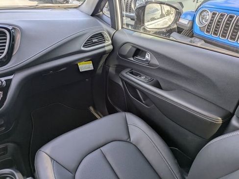 New 2026 Chrysler Pacifica Select image 18