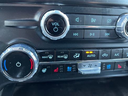 Used 2023 Ford F250 Lariat w/ Chrome Package image 40