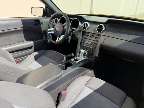 Used 2007 Ford Mustang Convertible RWD image 9