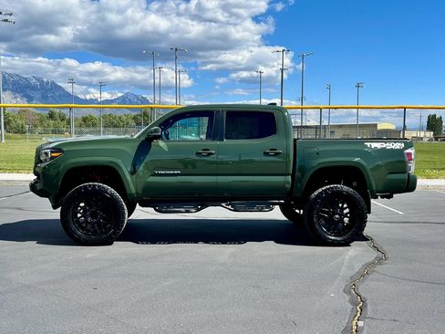 Used 2021 Toyota Tacoma TRD Sport w/ TRD Premium Sport Package AWD/4WD image 12