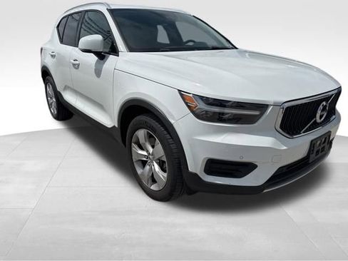 Used 2020 Volvo XC40 T5 Momentum w/ Protection Package Premier AWD/4WD image 4