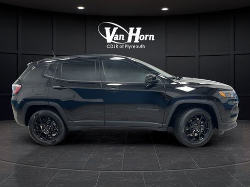 Used 2025 Jeep Compass Latitude w/ Altitude Special Edition AWD/4WD image 8