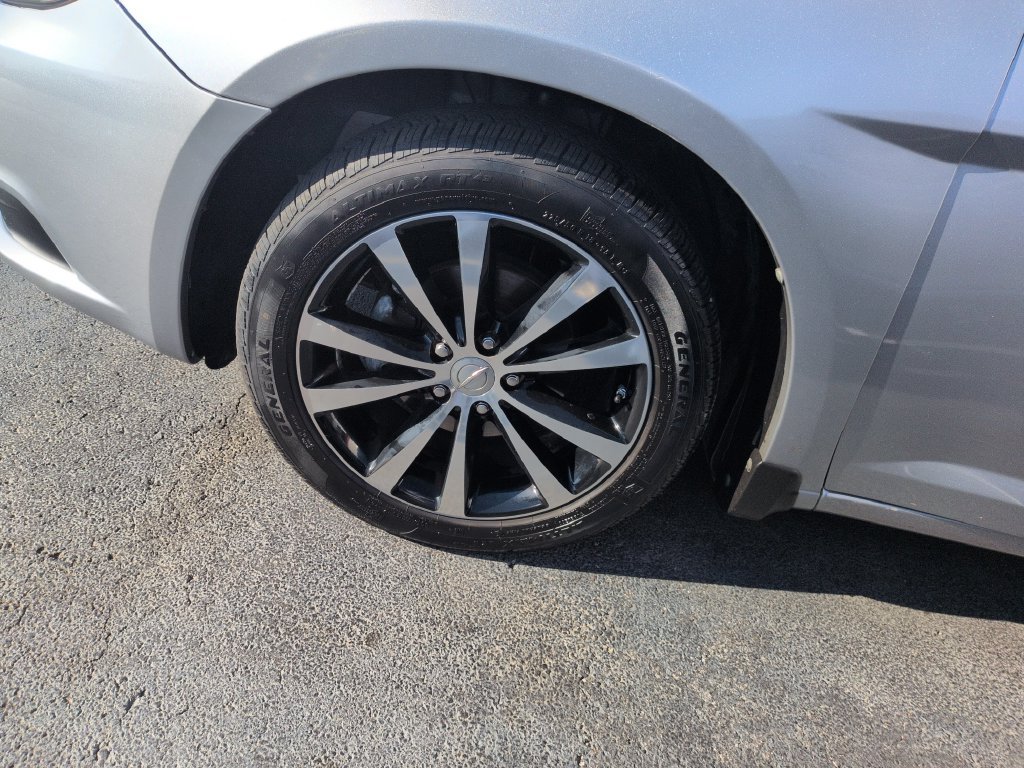 Used 2013 Chrysler 200 S FWD image 26