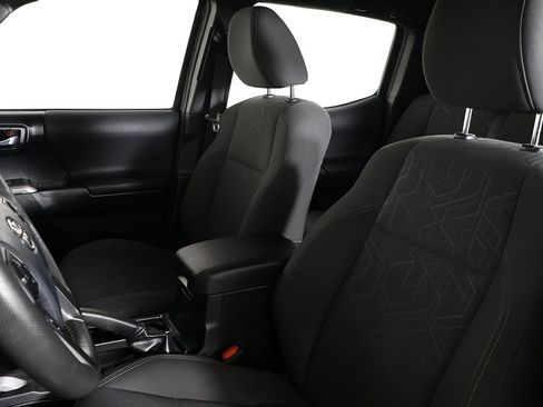 Used 2018 Toyota Tacoma TRD Sport AWD/4WD image 24
