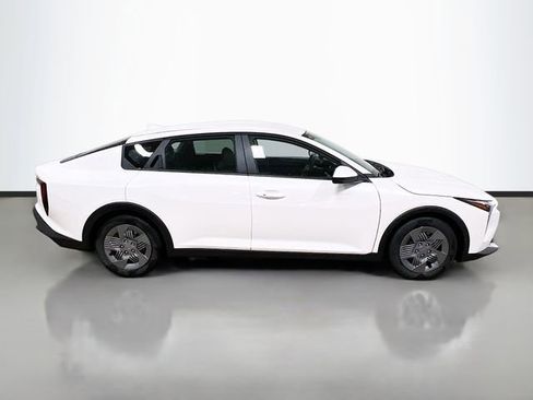 New 2025 Kia K4 LX image 8