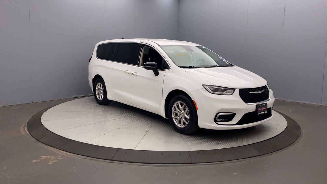 Used 2024 Chrysler Pacifica Touring-L FWD image 7