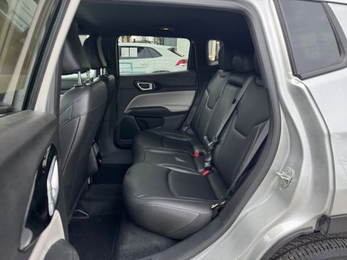 Used 2025 Jeep Compass Limited image 27