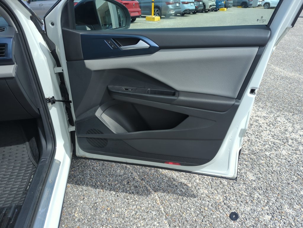 Used 2023 Volkswagen Taos SE w/ Panoramic Sunroof Package FWD image 34