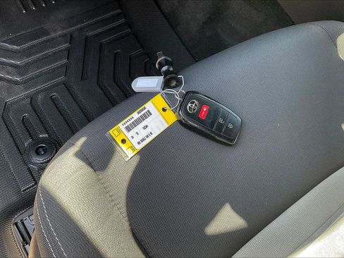 Used 2024 Toyota Tacoma TRD Sport image 33