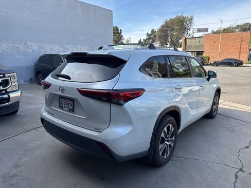 Used 2023 Toyota Highlander XLE image 6