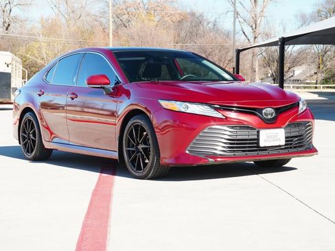 Used 2019 Toyota Camry XLE image 6
