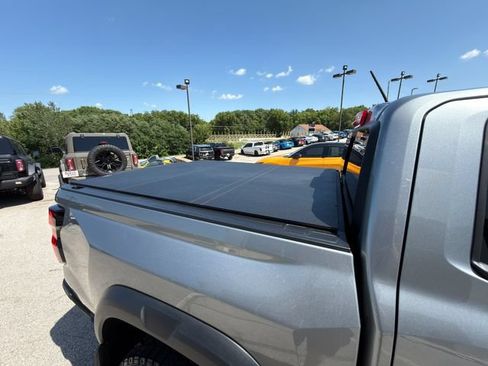 Used 2025 Chevrolet Colorado ZR2 w/ Technology Package AWD/4WD image 12
