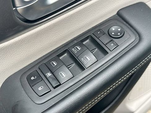 Used 2023 Chrysler Pacifica Touring-L FWD image 25