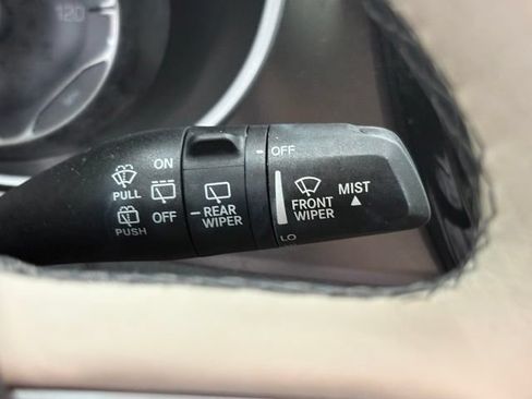 Used 2018 Chrysler Pacifica Limited w/ Tire & Wheel Group FWD image 23