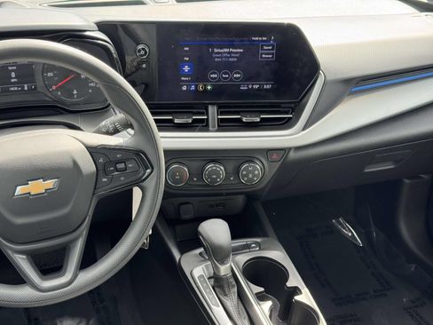 Used 2025 Chevrolet Trax LS w/ LS Convenience Package FWD image 2