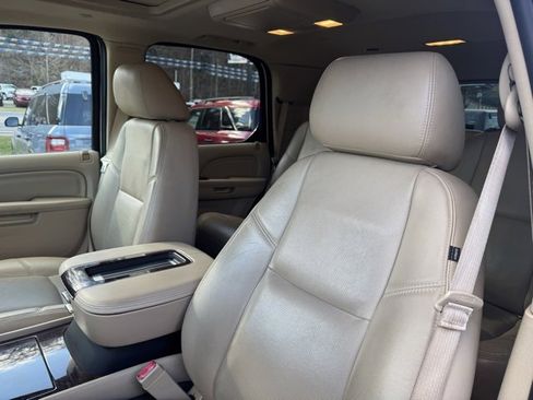 Used 2013 Cadillac Escalade Premium image 16