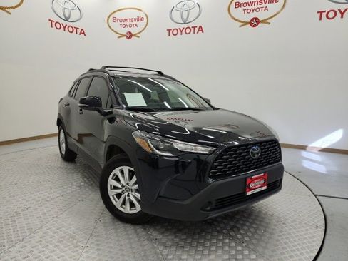 Used 2025 Toyota Corolla Cross LE image 1