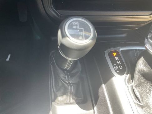 Used 2018 Jeep Wrangler Unlimited Sahara AWD/4WD image 18