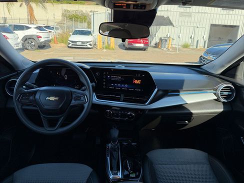 Used 2025 Chevrolet Trax LT image 31