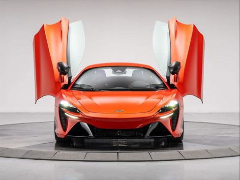 Used 2023 McLaren Artura image 9