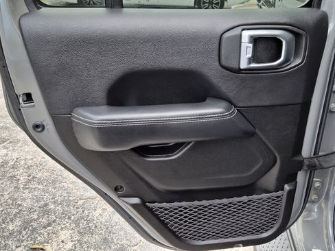 Used 2023 Jeep Gladiator Overland image 16