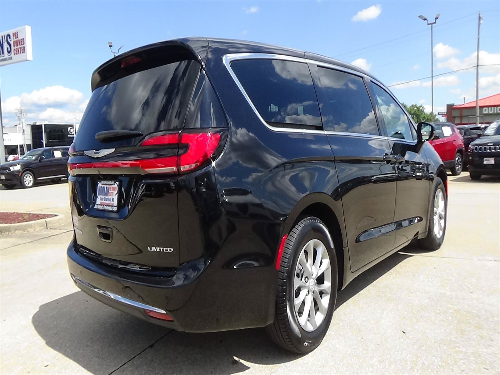 Used 2026 Chrysler Pacifica Limited FWD image 6