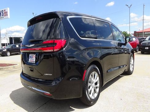 Used 2026 Chrysler Pacifica Limited FWD image 6