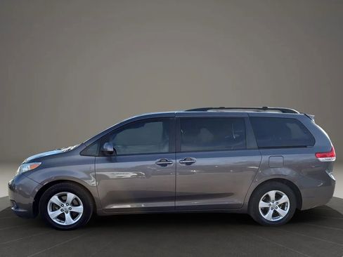 Used 2012 Toyota Sienna LE image 6