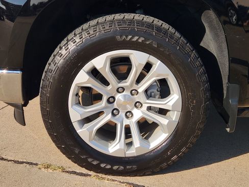 Used 2022 Chevrolet Silverado 1500 LTZ w/ Z71 Off-Road Package image 11