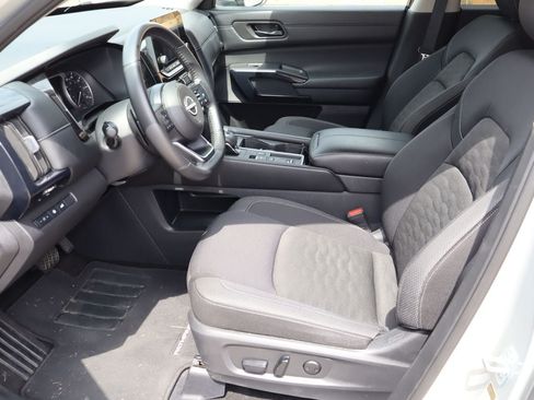 Used 2025 Nissan Pathfinder SV FWD image 16