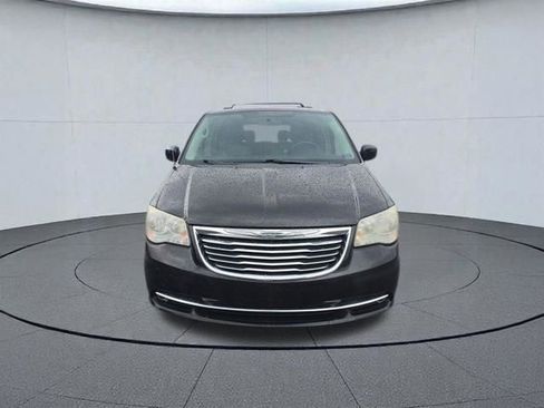 Used 2011 Chrysler Town & Country Touring FWD image 8