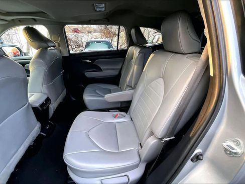 Used 2021 Toyota Highlander XLE image 20