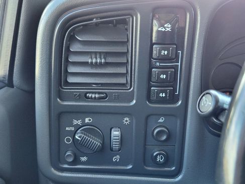 Used 2005 GMC Sierra 2500 SLT w/ Heavy-Duty Power Package AWD/4WD image 11