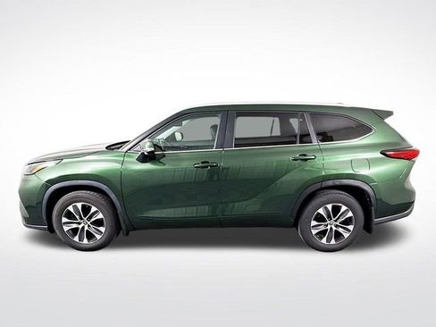 Used 2023 Toyota Highlander XLE AWD/4WD image 4