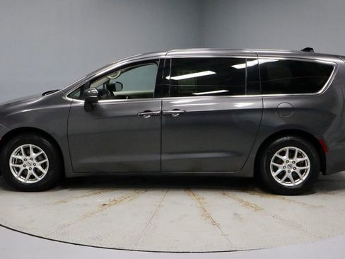 Used 2023 Chrysler Pacifica Touring-L FWD image 8