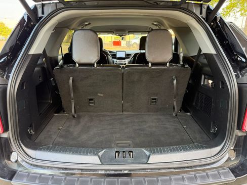 Used 2020 Ford Explorer XLT w/ Equipment Group 202A AWD/4WD image 28