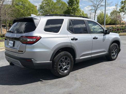 Used 2025 Honda Pilot TrailSport image 9