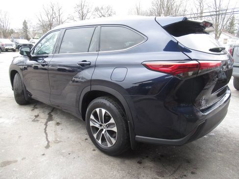Used 2020 Toyota Highlander XLE image 16
