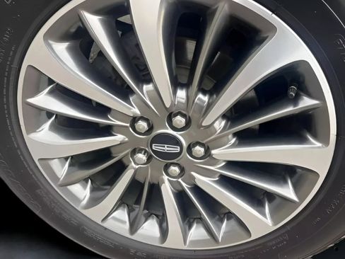 Used 2019 Lincoln Nautilus Select image 12