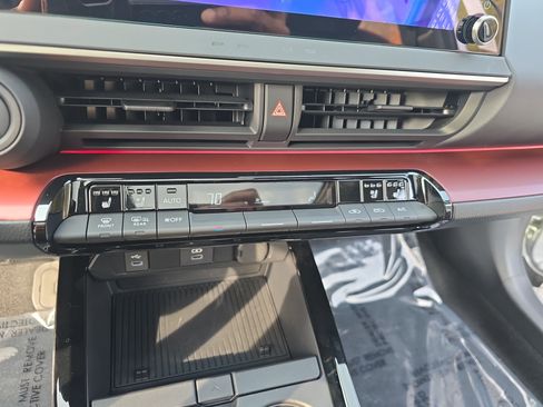 Used 2025 Toyota Prius Plug-In Hybrid image 25