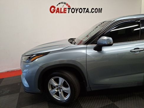 Used 2022 Toyota Highlander LE image 3