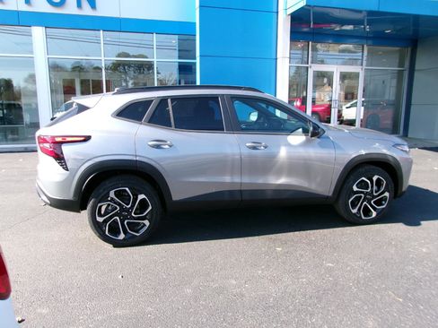 New 2026 Chevrolet Trax RS w/ Sunroof Package image 3