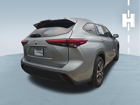 Used 2020 Toyota Highlander XLE FWD image 4