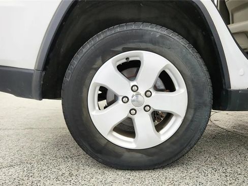 Used 2013 Jeep Grand Cherokee Laredo AWD/4WD image 13